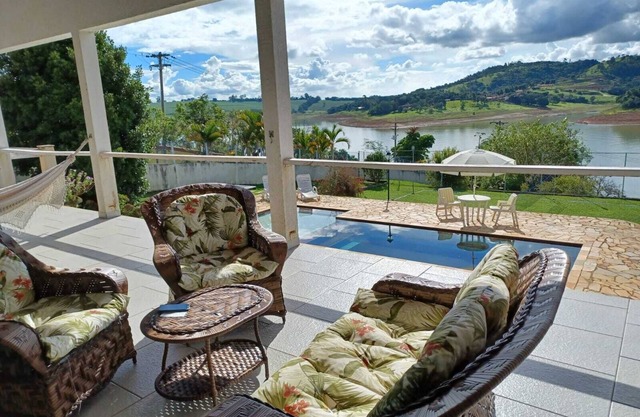 House in front of the Jaguari dam with swimming pool, barbecue, pizza oven!