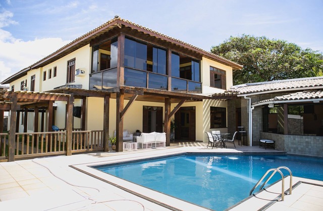 House in Guarajuba, Bahia. 10 rooms, 150m from the beach, recreation area and garage.