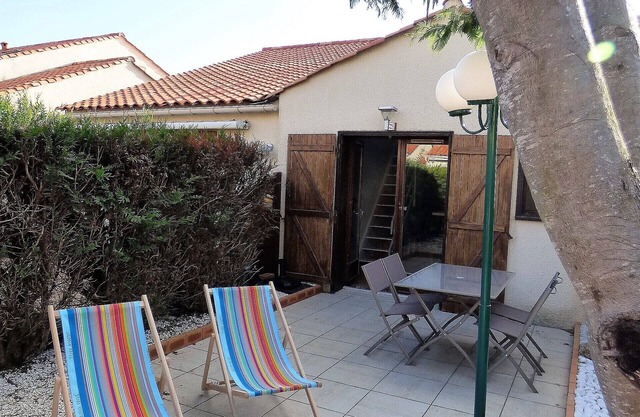 House in residence with swimming pool, 900m from the sea.