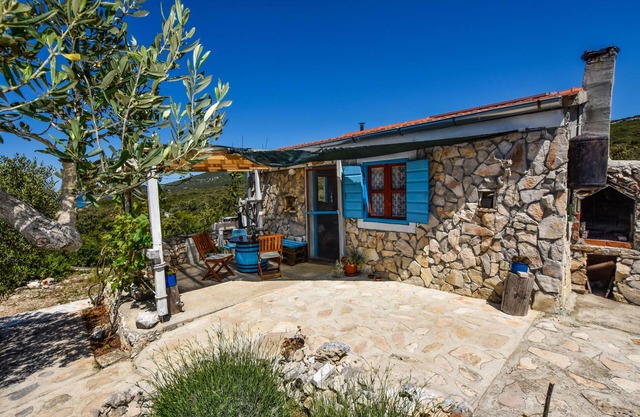 House Jonathan (81221-K1) - Nevidane - island Pasman