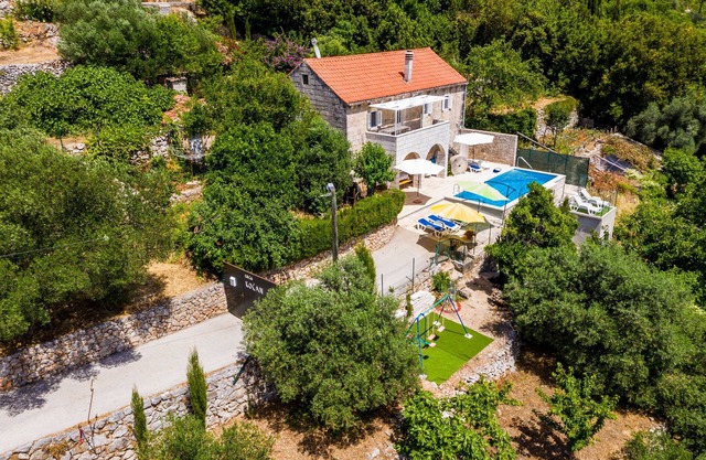 House Kočan-Four Bedroom Villa with Terrace and Swimming Pool