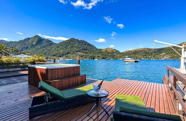 House literally on the water - Porto Galo