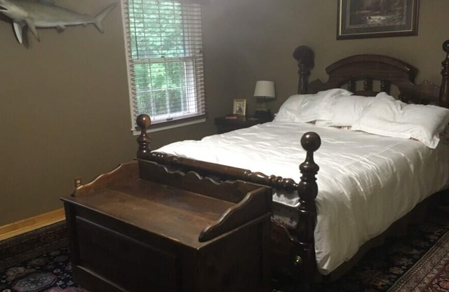 House located near the Pinnacle/ Bristol Regional Hospital. Sleeps 8