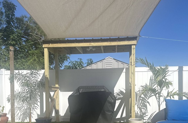 House Near By Beaches, Stadiums, Shopping Centers, Parks, And DownTown, Airport