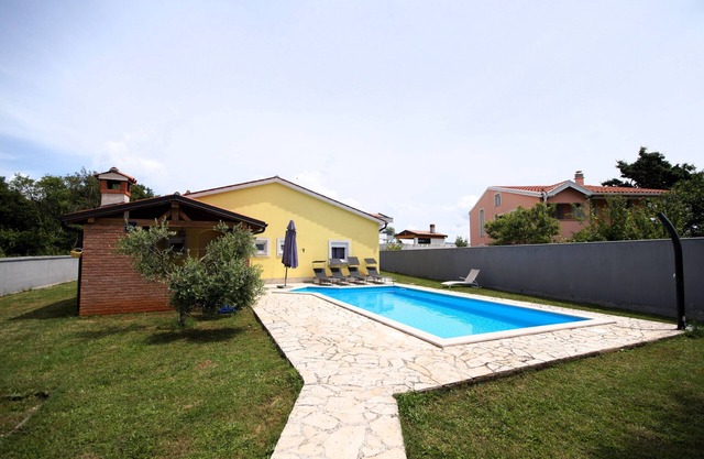 House Nensi with private pool and fenced yard