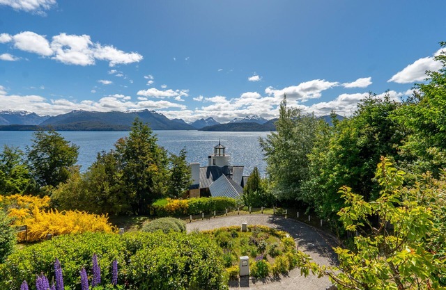House next to Lake Nahuel Huapi: with stunning panoramic views
