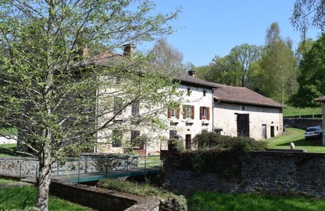 House of character, authenticity and quiet security. Ideal to relax!