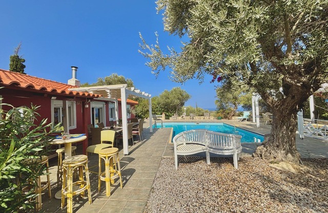 House of character with swimming pool private and seen on sea
