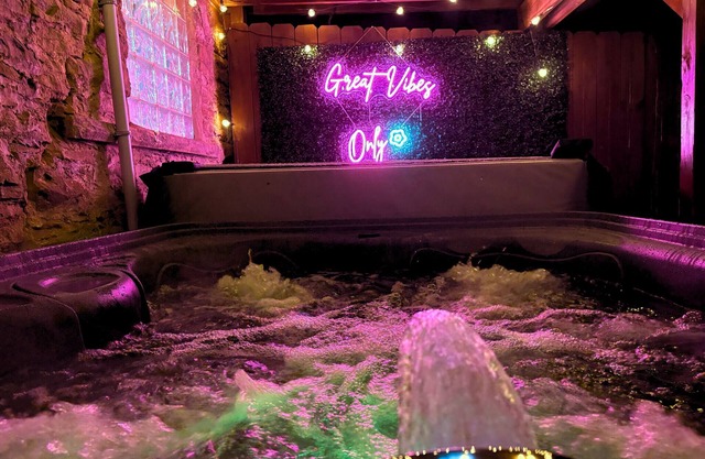 House of Fun - Large Family Home W/HotTub & Games