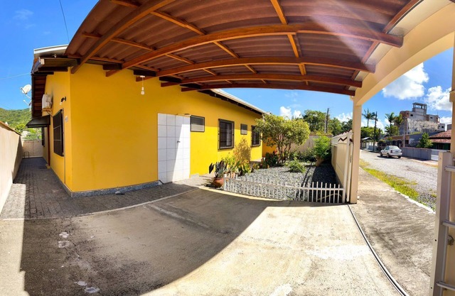 HOUSE OFFERS SPACE FOR 12 GUESTS