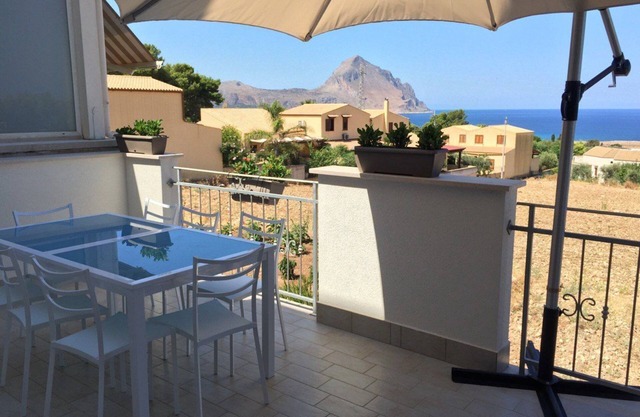 House on 3 floors, sea view, terrace, for 8-9 guests