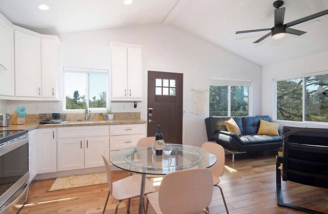 House on a Hill w/Gorgeous Views! Comfy King Bed, Full Kitchen, Wifi