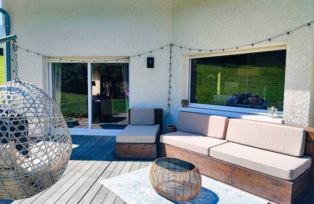 House on Lake Annecy, 25 minutes from resorts & at the foot of the mountains