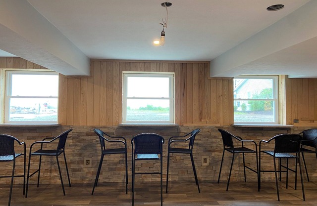 House on Lake Erie Bluff! Gorgeous lakefront view with spectacular sunsets!