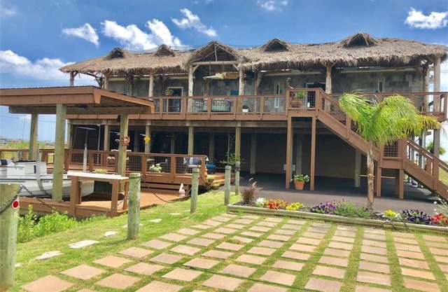 House on the bay. Fishing, crabbing, boating, kayaking close to Galveston.