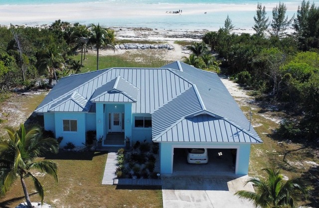 House on the Beach! Private 3-bedroom Beach house in Grand Bahamas.