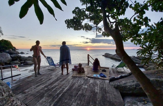 House on the coast with exclusive access to the sea.
