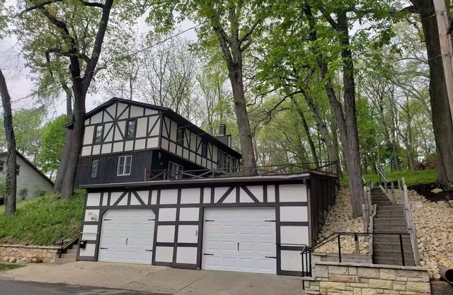 House On the Hill Charming 3-bedroom house with Rec Room, in lovely Savanna