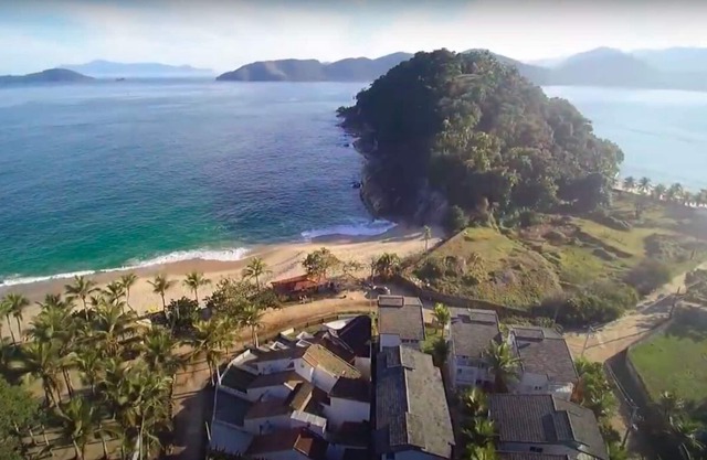 House on the sand in Ubatuba, 30m from Sununga beach and 100m from Lázaro beach.