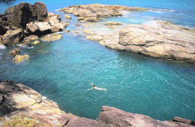 HOUSE OVERLOOKING BARRA DO SAHY AND THE OCEAN -2 SUITES CONDOMI. CLOSED 24 HRS.