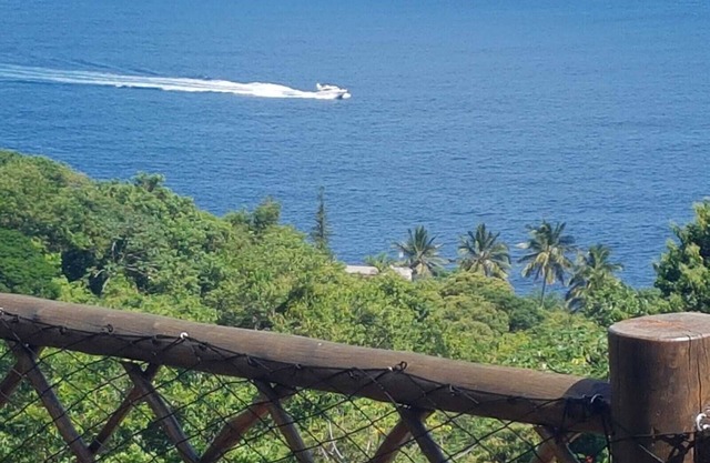 House overlooking the sea, 10 minutes' drive from Praia do Curral.