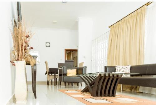 House - Sleeps 4 & Access to Pool