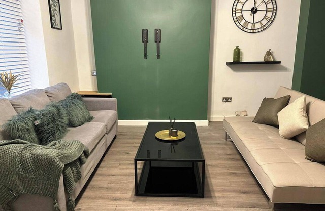 House - Sleeps 5 - Garden - Parking