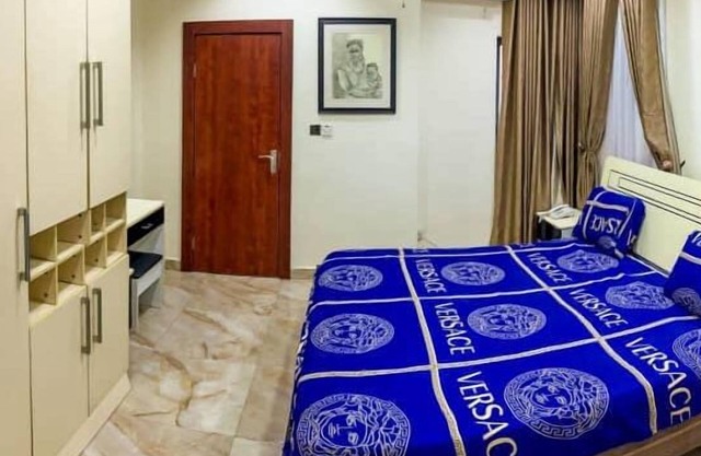 House - Sleeps 6 & private parking