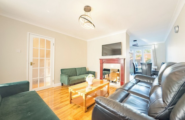 House - sleeps 7, private garden & parking