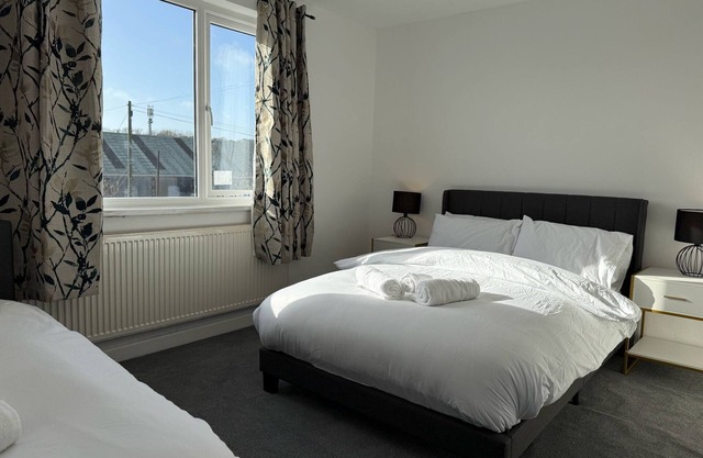 House - Sleeps 8 - Parking - WiFi