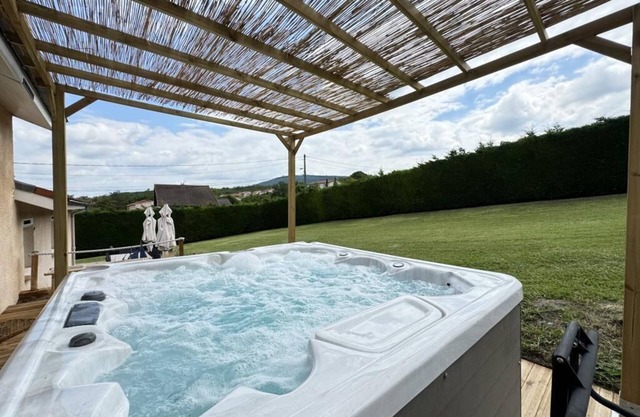 House sleeps 8 with Jacuzzi/Pétanque court