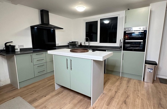 House-sleeps8-parking-garden