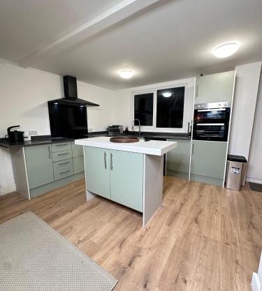 House-Sleeps8-Parking-Garden