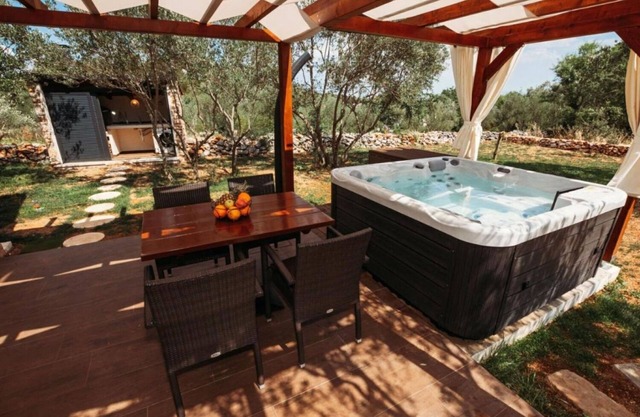 House Stone house with jacuzzi (112581-K1) - Lukoran