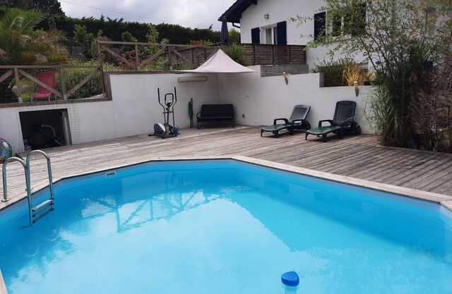 HOUSE/SWIMMING POOL AT 10 MN OF BIARRITZ AND 5 MN OF BAYONNE