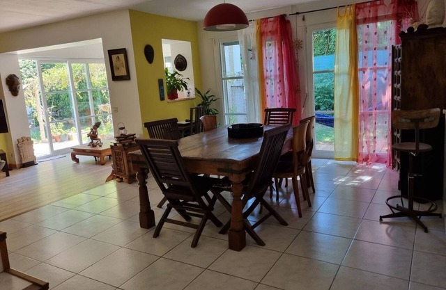 House very pleasant, light and calm city and sea. A haven of peace!
