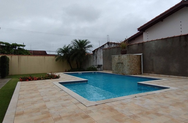 House with a great pool 5 minutes from the beach!
