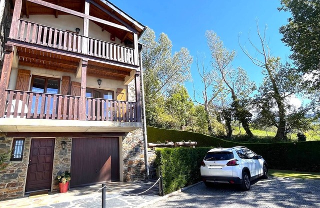 House with 2 terraces, garden and collective swimming pool with open views of the mountains