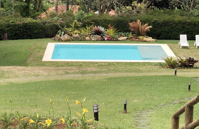 House with 4 suites, swimming pool and barbecue, 250m from the Center of Vale das Videiras