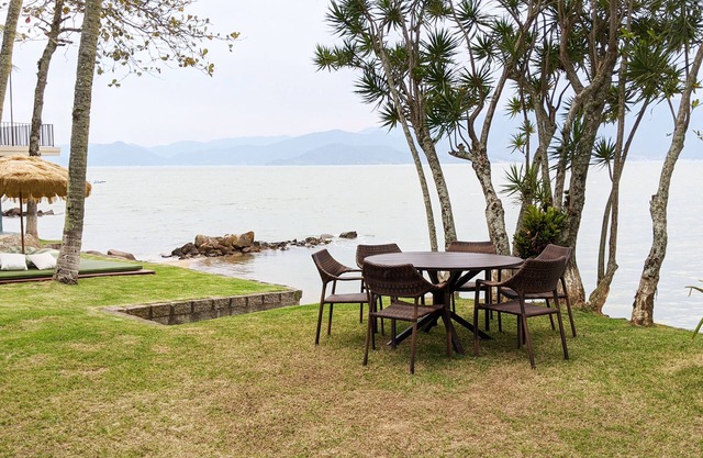 *House with 6 suites and private beach*