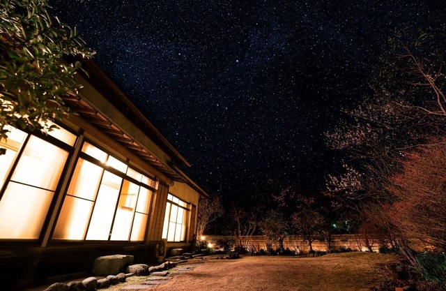 House with a hot spring flowing directly from the source and a large garden/Kamo-gun Shizuoka