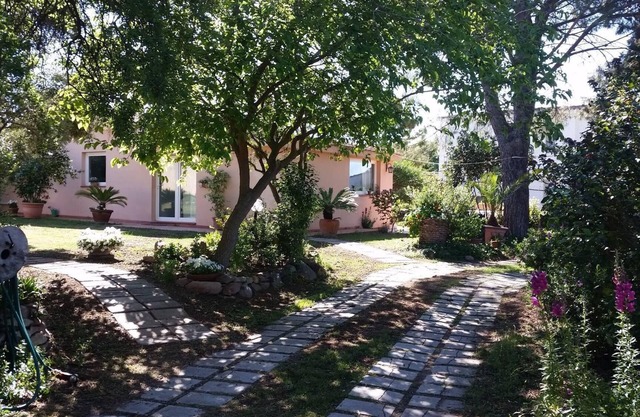 House with big garden 2km from Poetto beach