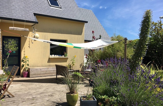 House with colorful touches, family-run, near the sea