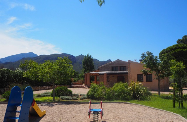 House with garden, basketball, tennis. Close to the sea and the mountain. Families
