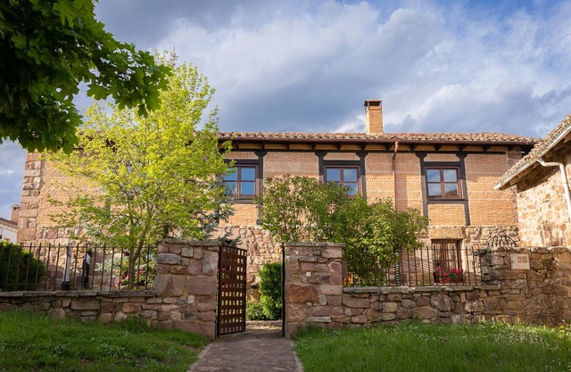 House with garden and barbecue, ideal for families with pets.