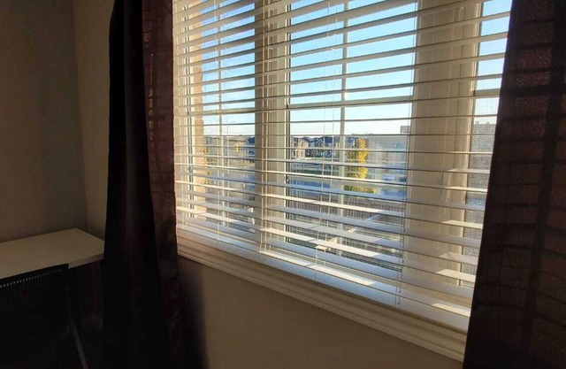 House with fast Wi-Fi 1Gbps/Workspace- 3bd+3bath GTA