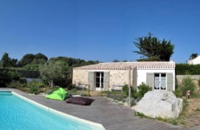 House with garden and swimming pool