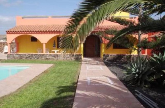 House with garde natural grass & warm pool/volcanic atmofera