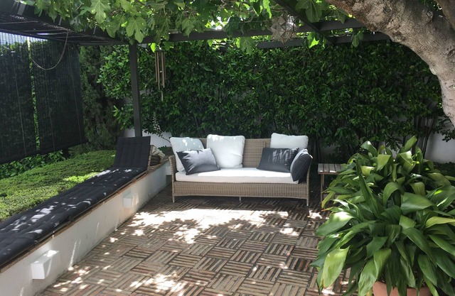 House with garden and views in a natural area 15' from the bustling city center