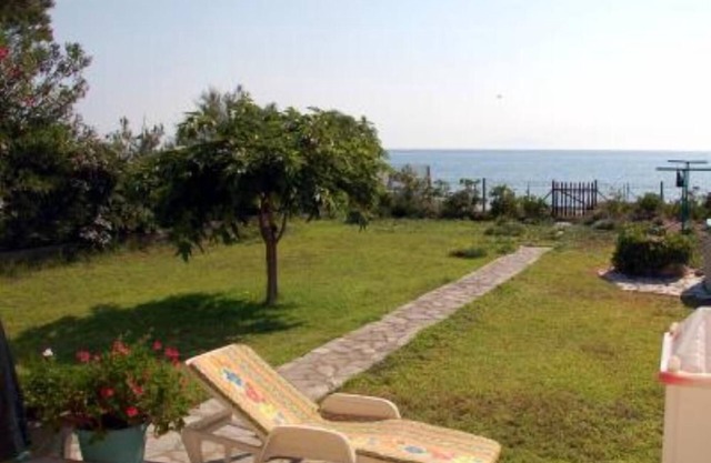 House with garden and direct access to the beach